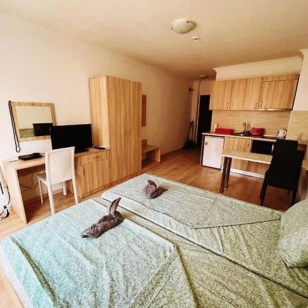 Lovely Studio Apartment On The Beach Burgas Bagian luar foto
