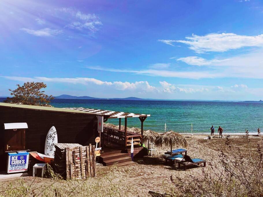 Lovely Studio Apartment On The Beach Burgas Bagian luar foto