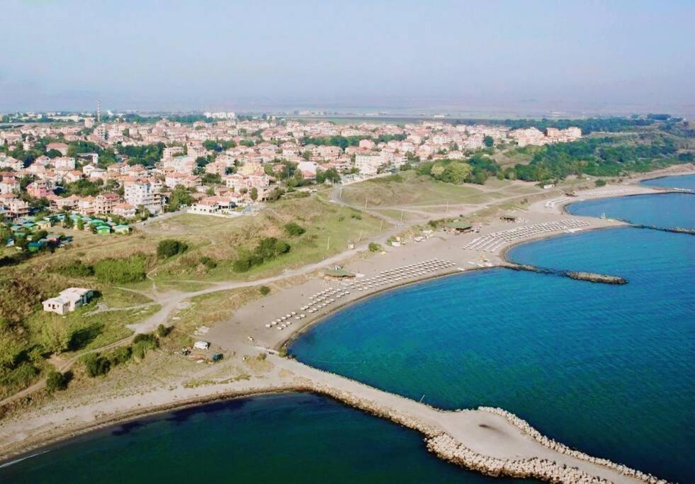 Lovely Studio Apartment On The Beach Burgas Bagian luar foto