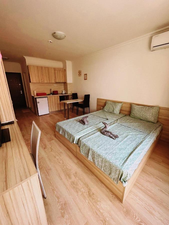 Lovely Studio Apartment On The Beach Burgas Bagian luar foto